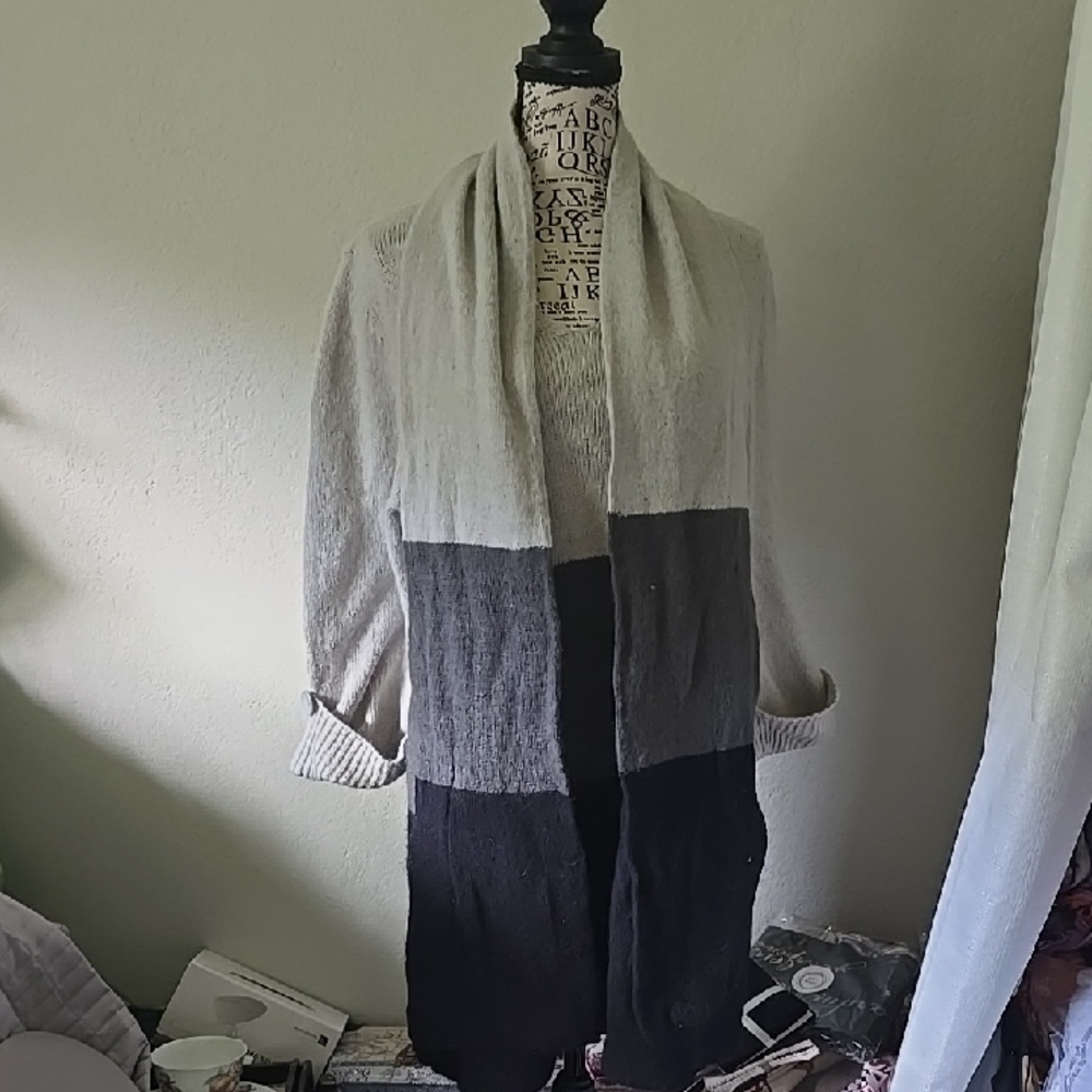 Elegant Women's Black and Gray Colorblock Cardigan